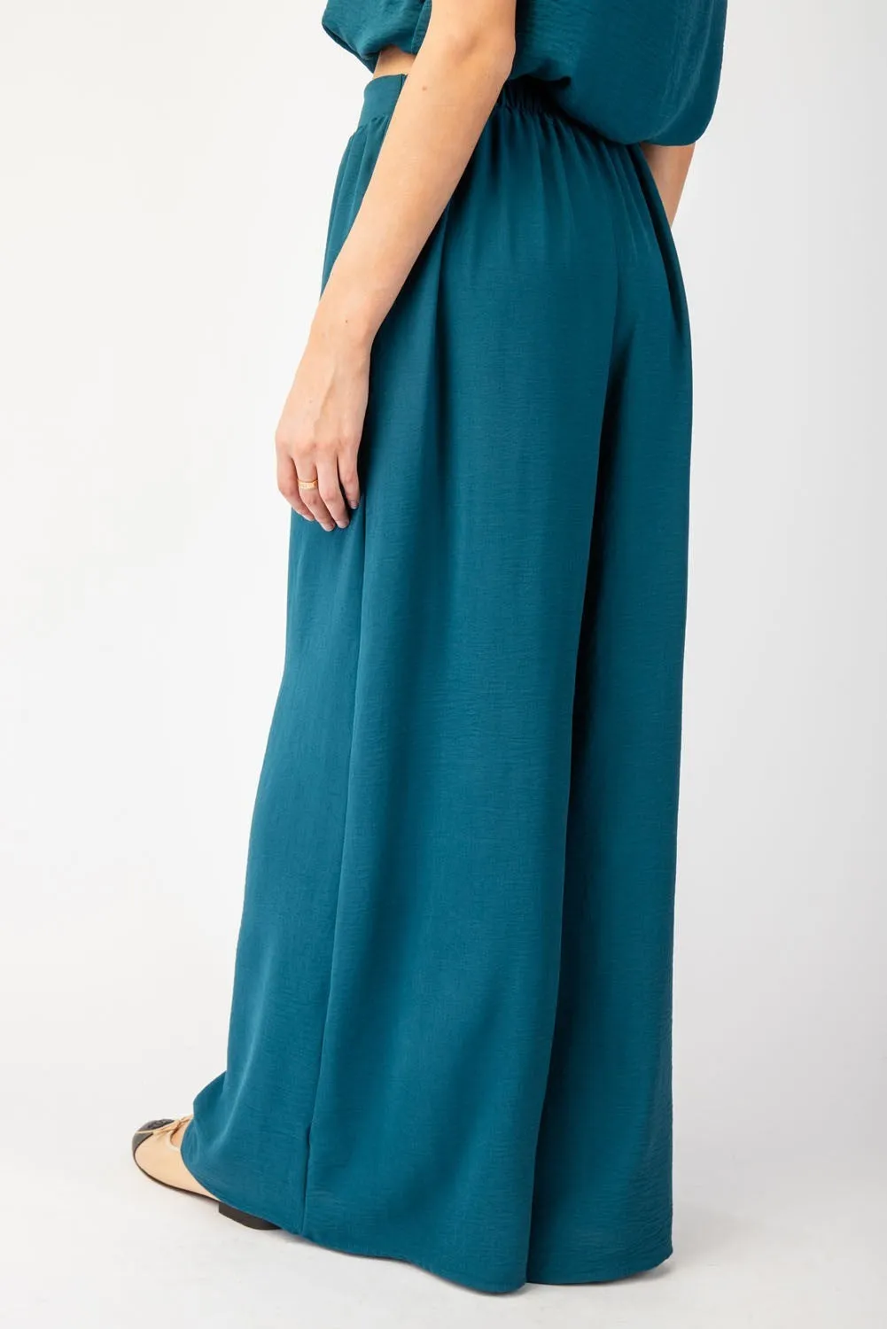 •CRINKLE WOVEN WIDE LEG PANTS - BLACK•